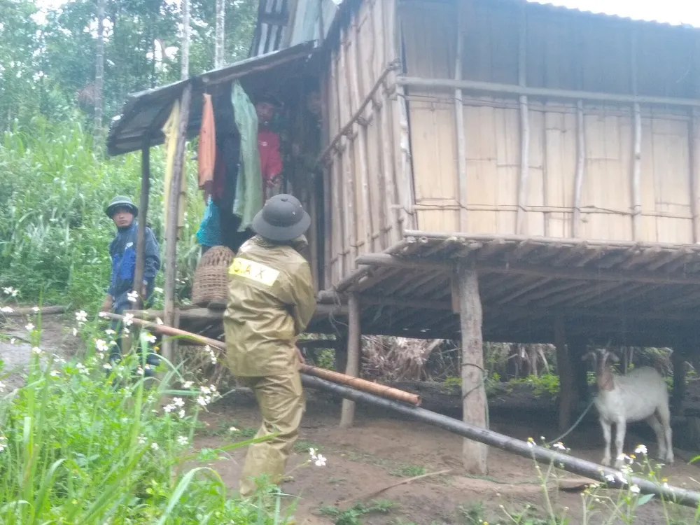 Quảng Ngãi: Vận động, di dời người dân ở vùng nguy hiểm đến nơi an toàn trú bão ảnh 12