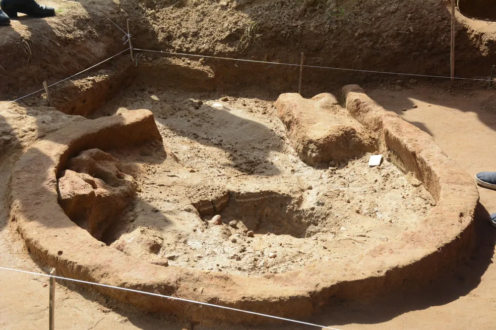 Kiểm tra công tác khai quật thăm dò tại di tích thành cổ Châu Sa ảnh 2