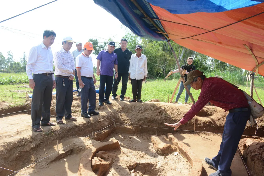 Kiểm tra công tác khai quật thăm dò tại di tích thành cổ Châu Sa ảnh 1
