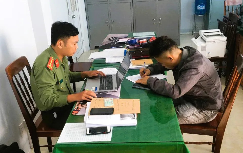 Công an Quảng Ngãi khởi tố các đối tượng chuyên hack facebook thu lợi ảnh 2