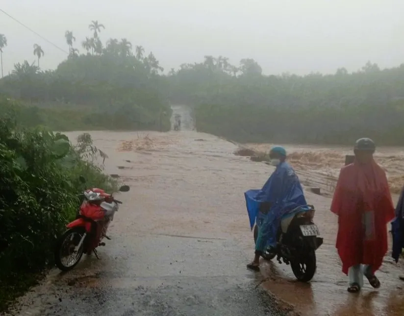 Nhiều khu vực ở Quảng Trị, Quảng Ngãi bị chia cắt, ngập nặng do mưa lớn  ảnh 3
