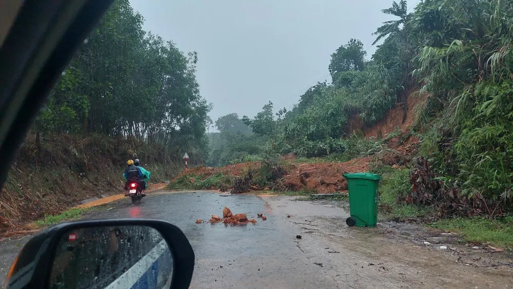 Quảng Ngãi: Lũ lên nhanh, nhiều khu vực ngập sâu, đường sạt lở ảnh 2