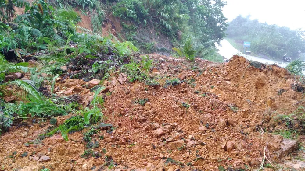 Quảng Ngãi: Lũ lên nhanh, nhiều khu vực ngập sâu, đường sạt lở ảnh 1
