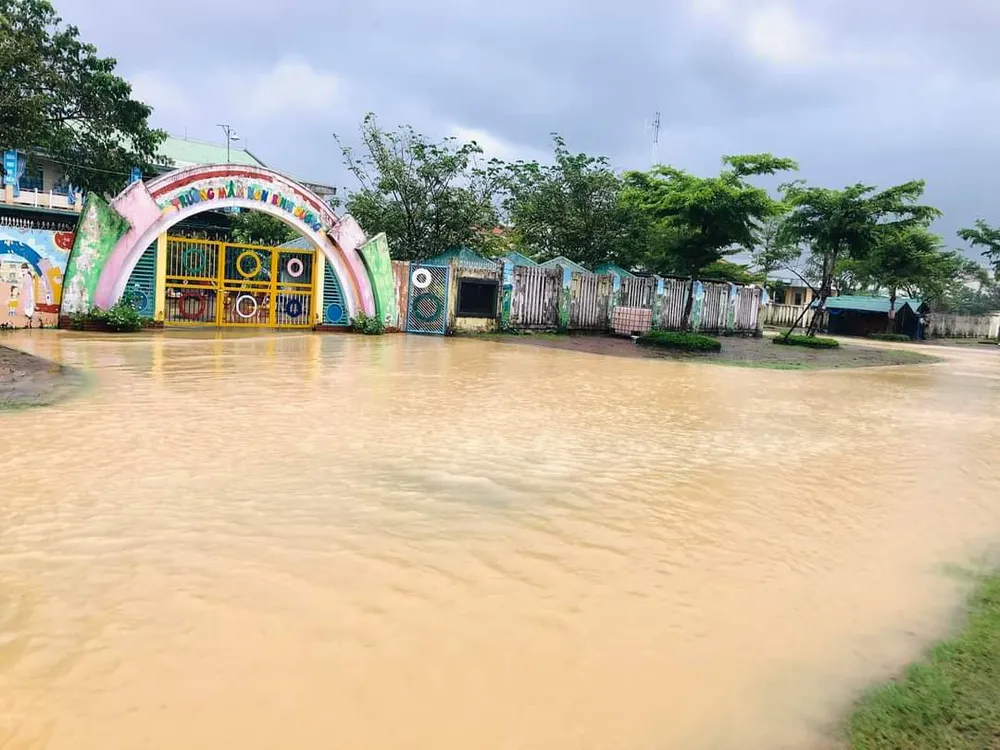 Quảng Ngãi: Nhiều điểm sạt lở mới, vùng ven sông vẫn mênh mông nước ảnh 4