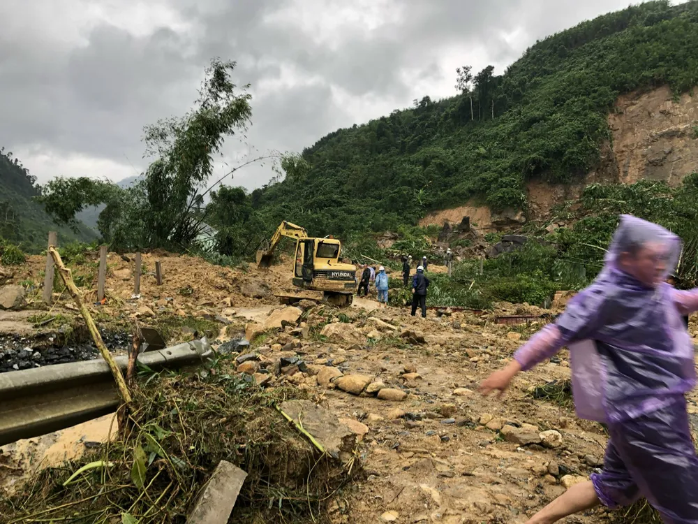 Những hình ảnh đầu tiên tại hiện trường vụ sạt lở thủy điện Kà Tinh ảnh 10