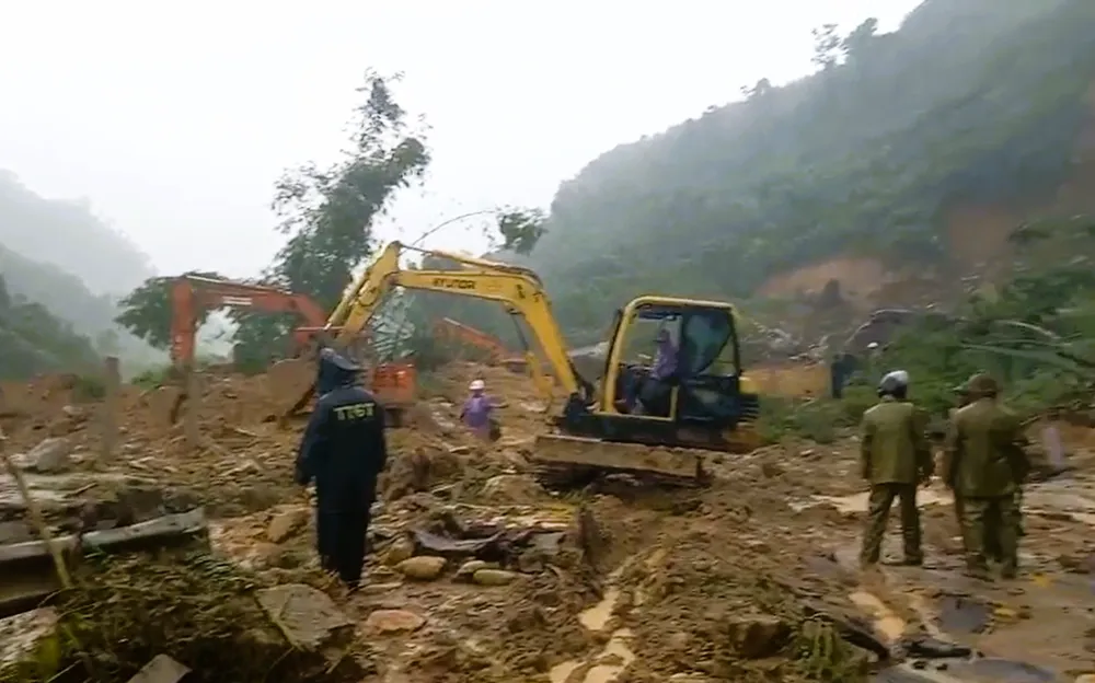 Những hình ảnh đầu tiên tại hiện trường vụ sạt lở thủy điện Kà Tinh ảnh 12