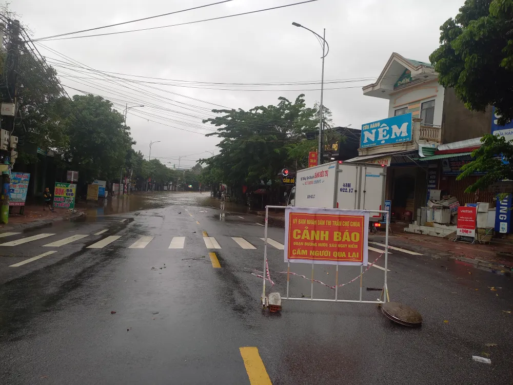 Ngày 11-10, nhiều nơi vẫn còn ngập, lũ rút chậm, sạt lở nghiêm trọng ảnh 6