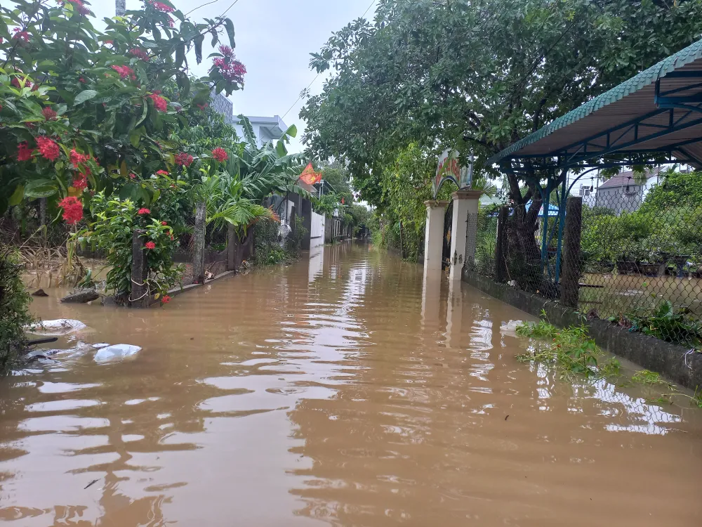 Ngày 11-10, nhiều nơi vẫn còn ngập, lũ rút chậm, sạt lở nghiêm trọng ảnh 1