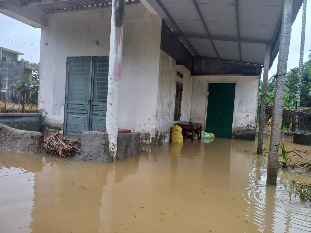 Ngày 11-10, nhiều nơi vẫn còn ngập, lũ rút chậm, sạt lở nghiêm trọng ảnh 2