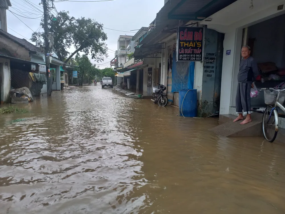 Ngày 11-10, nhiều nơi vẫn còn ngập, lũ rút chậm, sạt lở nghiêm trọng ảnh 5