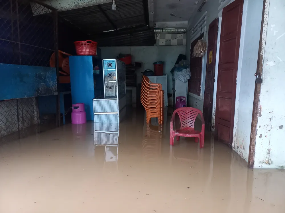 Ngày 11-10, nhiều nơi vẫn còn ngập, lũ rút chậm, sạt lở nghiêm trọng ảnh 4