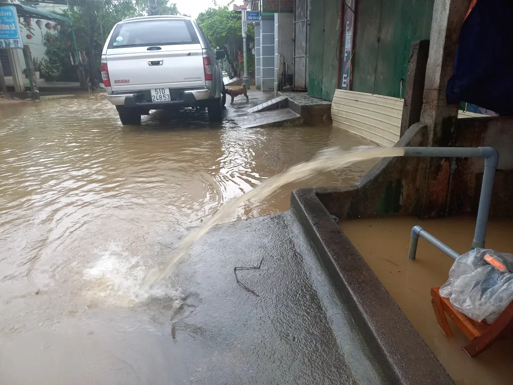 Ngày 11-10, nhiều nơi vẫn còn ngập, lũ rút chậm, sạt lở nghiêm trọng ảnh 3