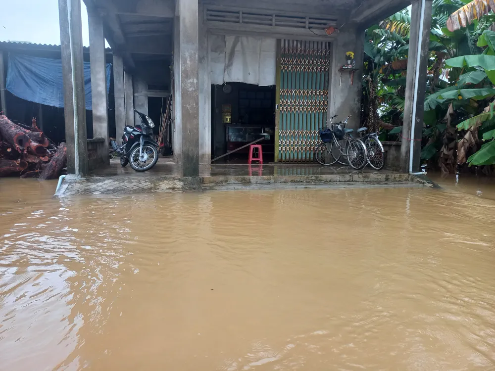 Ngày 11-10, nhiều nơi vẫn còn ngập, lũ rút chậm, sạt lở nghiêm trọng ảnh 8