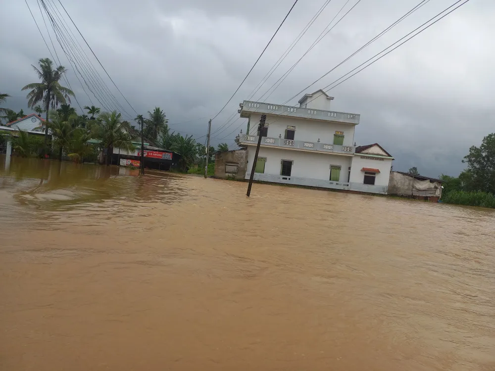 Ngày 11-10, nhiều nơi vẫn còn ngập, lũ rút chậm, sạt lở nghiêm trọng ảnh 7