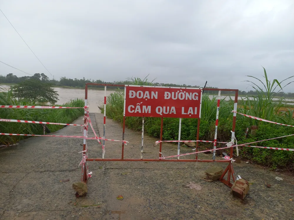 Ngày 11-10, nhiều nơi vẫn còn ngập, lũ rút chậm, sạt lở nghiêm trọng ảnh 9