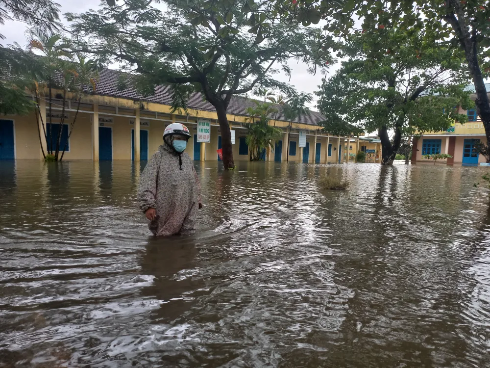 Quảng Ngãi: Nhiều điểm sạt lở mới, vùng ven sông vẫn mênh mông nước ảnh 6