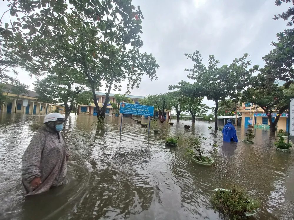 Quảng Ngãi: Nhiều điểm sạt lở mới, vùng ven sông vẫn mênh mông nước ảnh 5