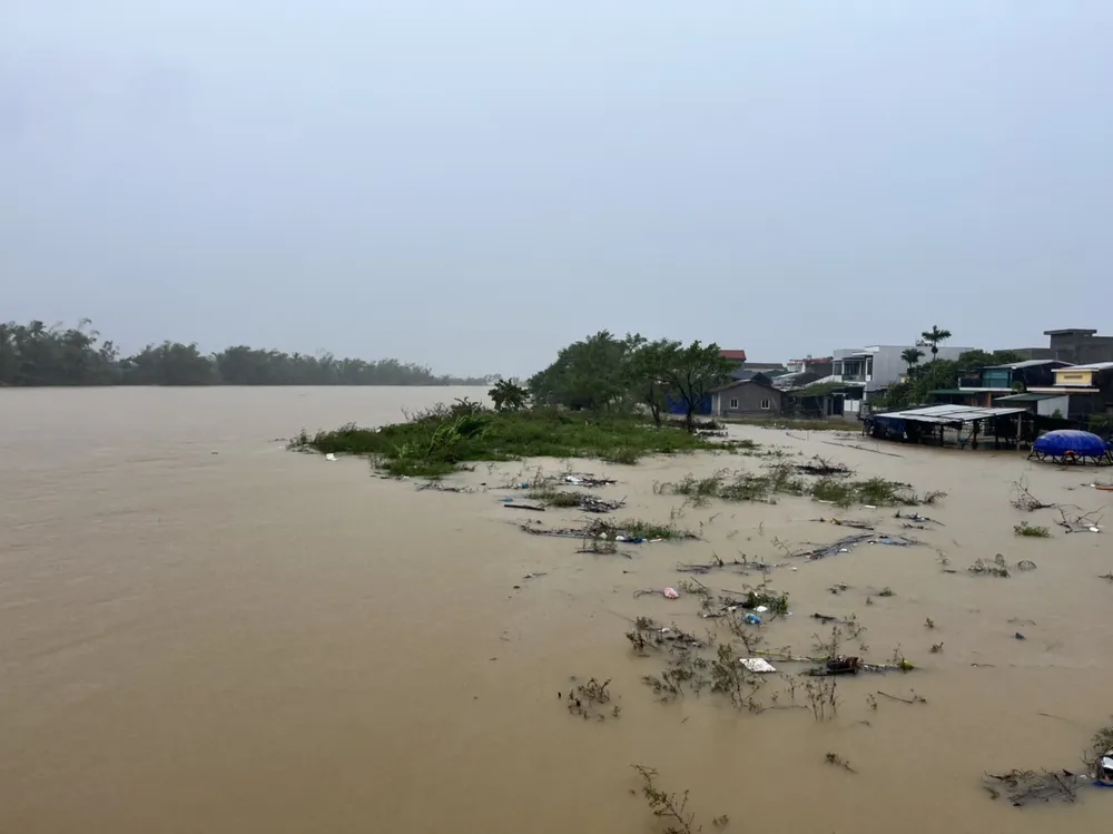 Quảng Ngãi: Nhiều điểm sạt lở mới, vùng ven sông vẫn mênh mông nước ảnh 1