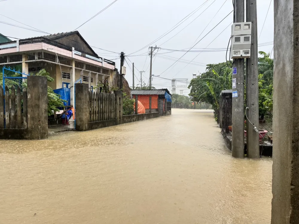 Quảng Ngãi: Nhiều điểm sạt lở mới, vùng ven sông vẫn mênh mông nước ảnh 2