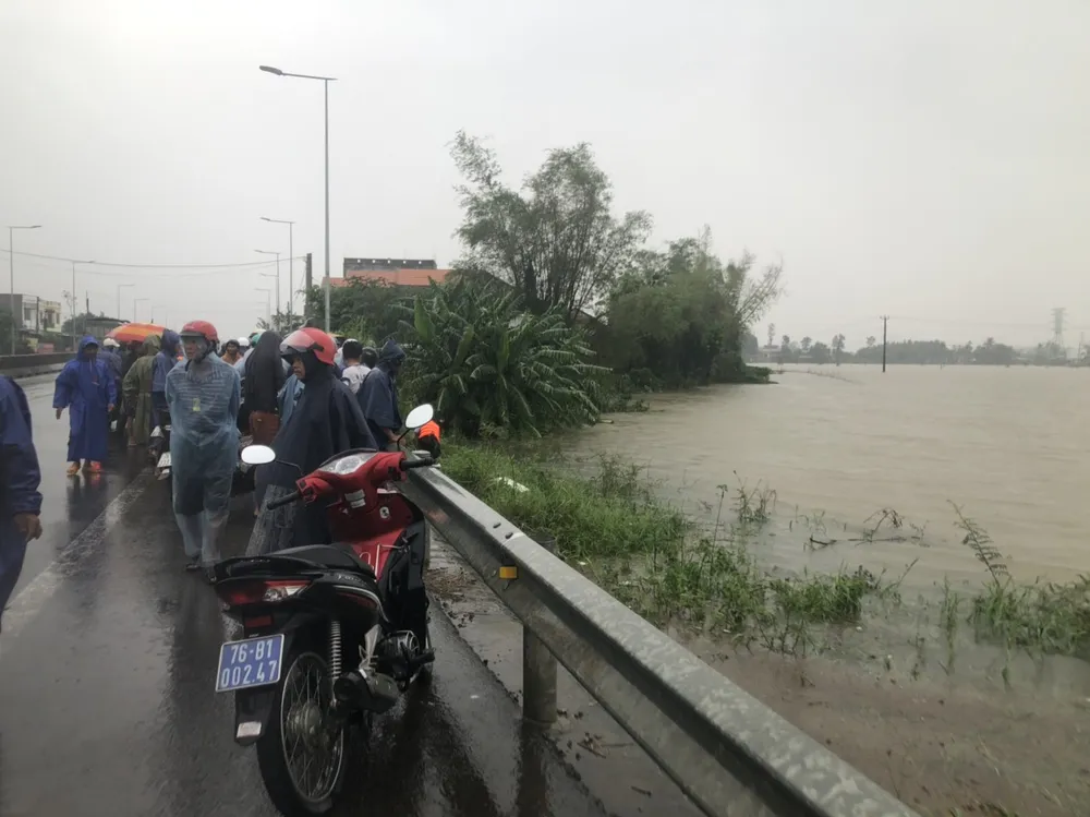 Thả lưới đánh cá trong mưa lũ, 3 người ở Quảng Ngãi bị nước cuốn trôi ảnh 1