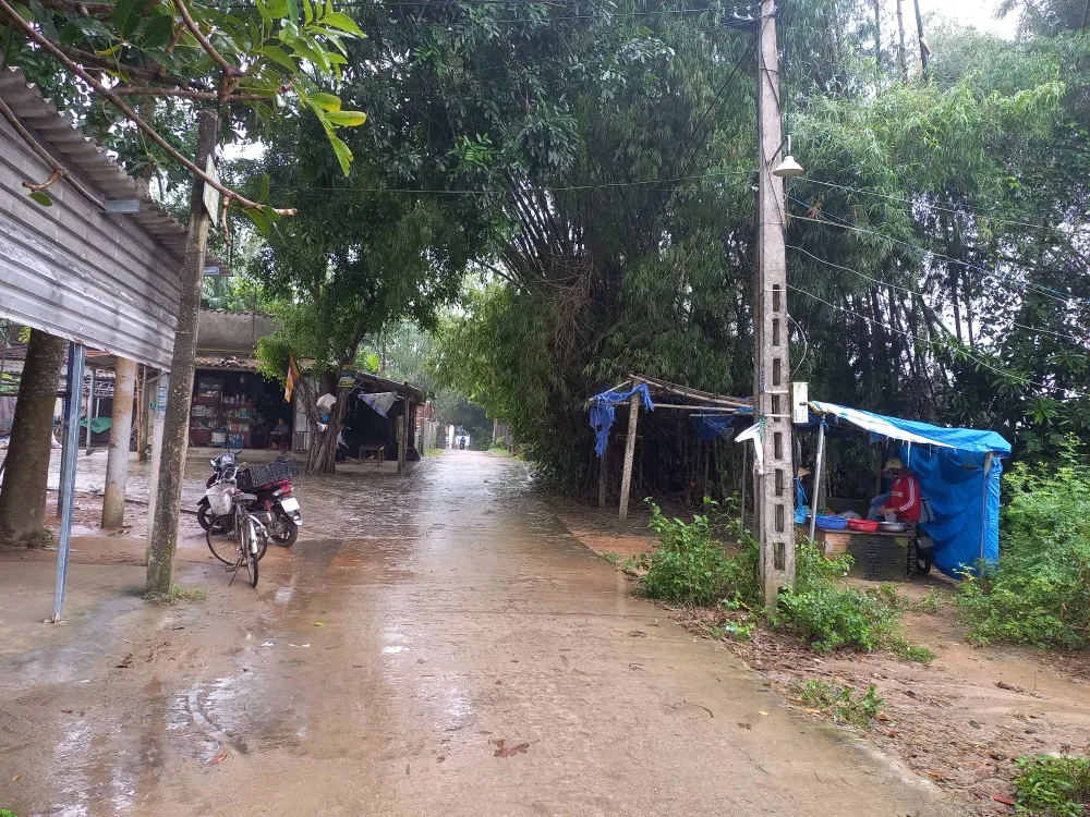 Ngày 11-10, nhiều nơi vẫn còn ngập, lũ rút chậm, sạt lở nghiêm trọng ảnh 10