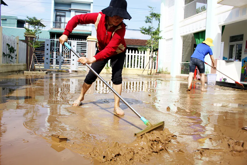 Người dân Quảng Ngãi dọn bùn đất sau mưa lũ ảnh 5