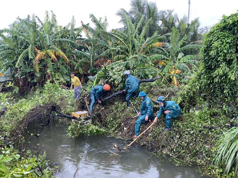 Người dân Quảng Ngãi dọn bùn đất sau mưa lũ ảnh 9