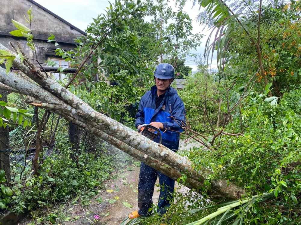 Người dân Quảng Ngãi dọn bùn đất sau mưa lũ ảnh 10