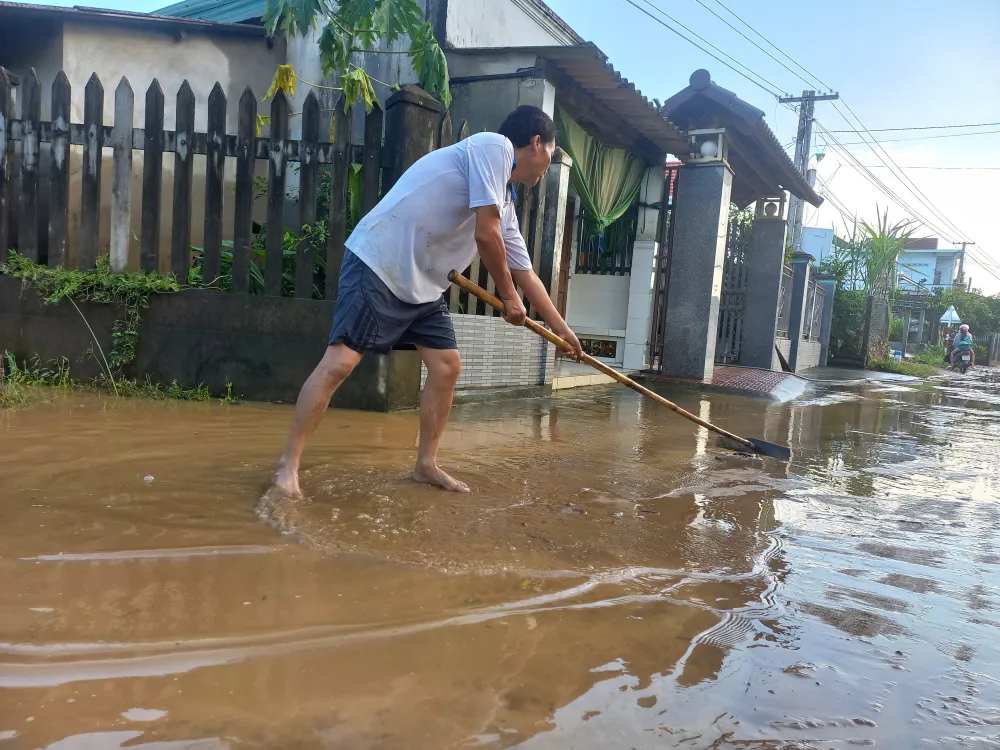 Người dân Quảng Ngãi dọn bùn đất sau mưa lũ ảnh 7