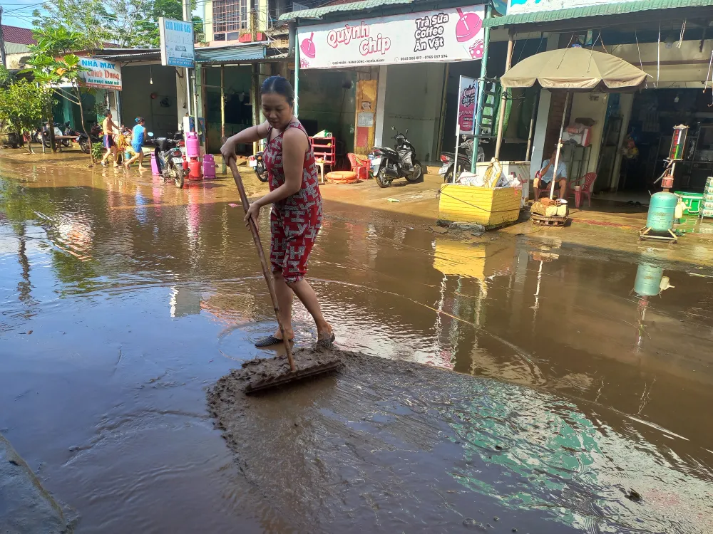 Người dân Quảng Ngãi dọn bùn đất sau mưa lũ ảnh 8