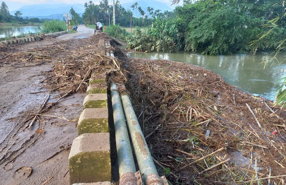 Người dân Quảng Ngãi dọn bùn đất sau mưa lũ ảnh 3