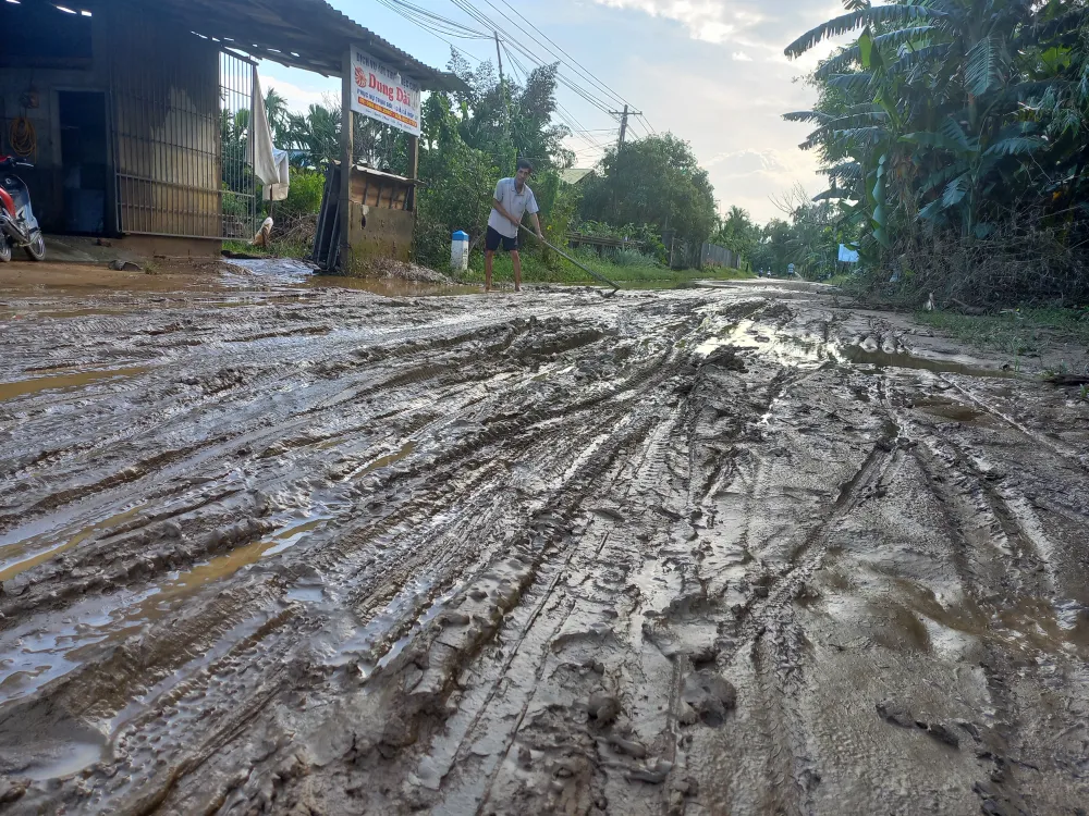 Người dân Quảng Ngãi dọn bùn đất sau mưa lũ ảnh 2
