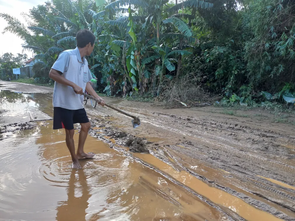 Người dân Quảng Ngãi dọn bùn đất sau mưa lũ ảnh 6