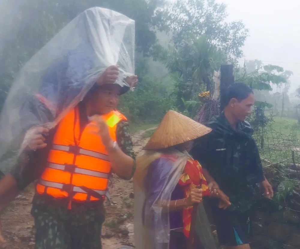 Chiến sĩ băng rừng, đu dây vượt suối cứu hàng chục người trong lũ ở Quảng Ngãi ảnh 6