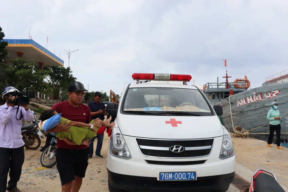Quảng Ngãi: Khẩn cấp đưa 4 bệnh nhân từ đảo Lý Sơn vào đất liền cấp cứu khi biển động ảnh 1