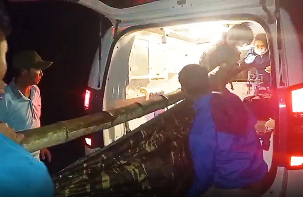 Quảng Ngãi: Đưa người dân qua nơi sạt lở núi Kà Tinh cấp cứu trong đêm ảnh 2