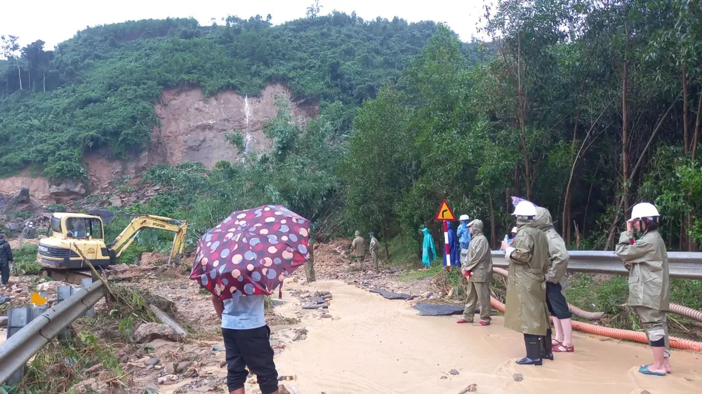 Quảng Ngãi: Đưa người dân qua nơi sạt lở núi Kà Tinh cấp cứu trong đêm ảnh 3