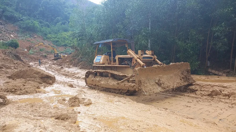 Quảng Ngãi: Khẩn trương khôi phục các tuyến đường trên núi bị sạt lở do mưa lũ ảnh 3