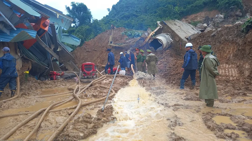 Quảng Ngãi: Khẩn trương khôi phục các tuyến đường trên núi bị sạt lở do mưa lũ ảnh 5