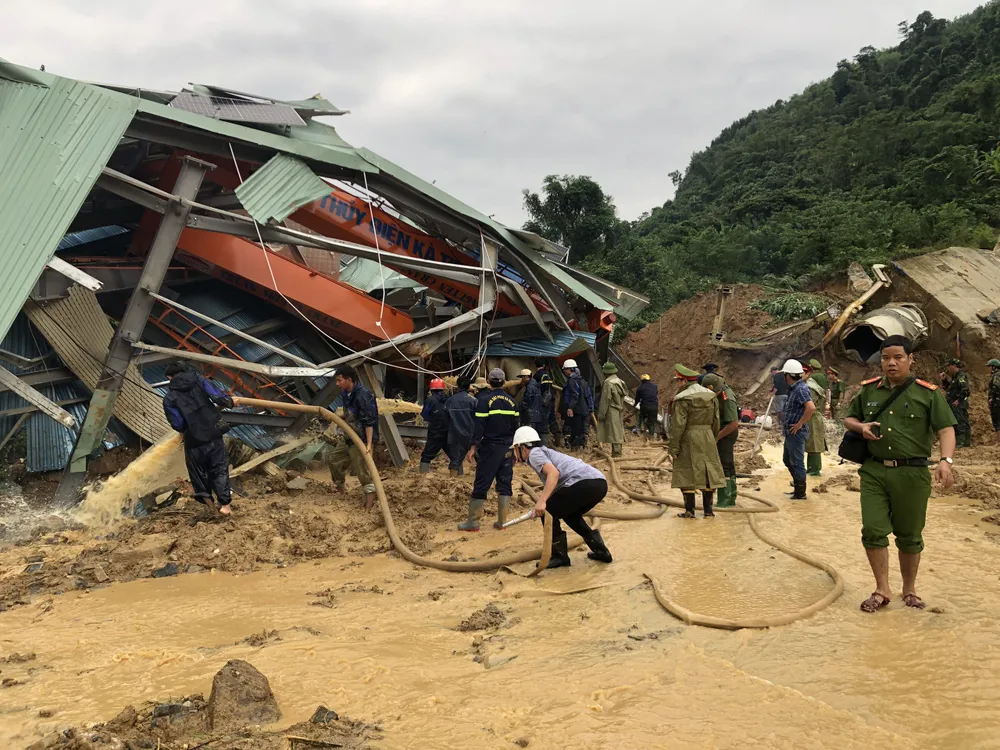 Quảng Ngãi: Khẩn trương khôi phục các tuyến đường trên núi bị sạt lở do mưa lũ ảnh 6