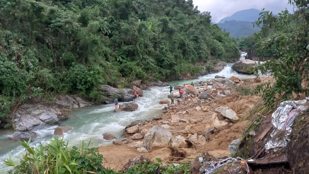 Quảng Ngãi: Mở rộng tìm kiếm kỹ sư mất tích trong vụ sạt lở đất dọc sông Trà Bồng ảnh 2
