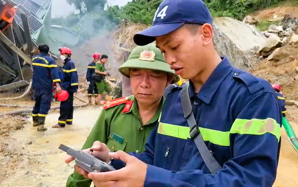  Dùng flycam hỗ trợ tìm kiếm nạn nhân mất tích trong vụ sạt lở tại Nhà máy thủy điện Kà Tinh ảnh 2