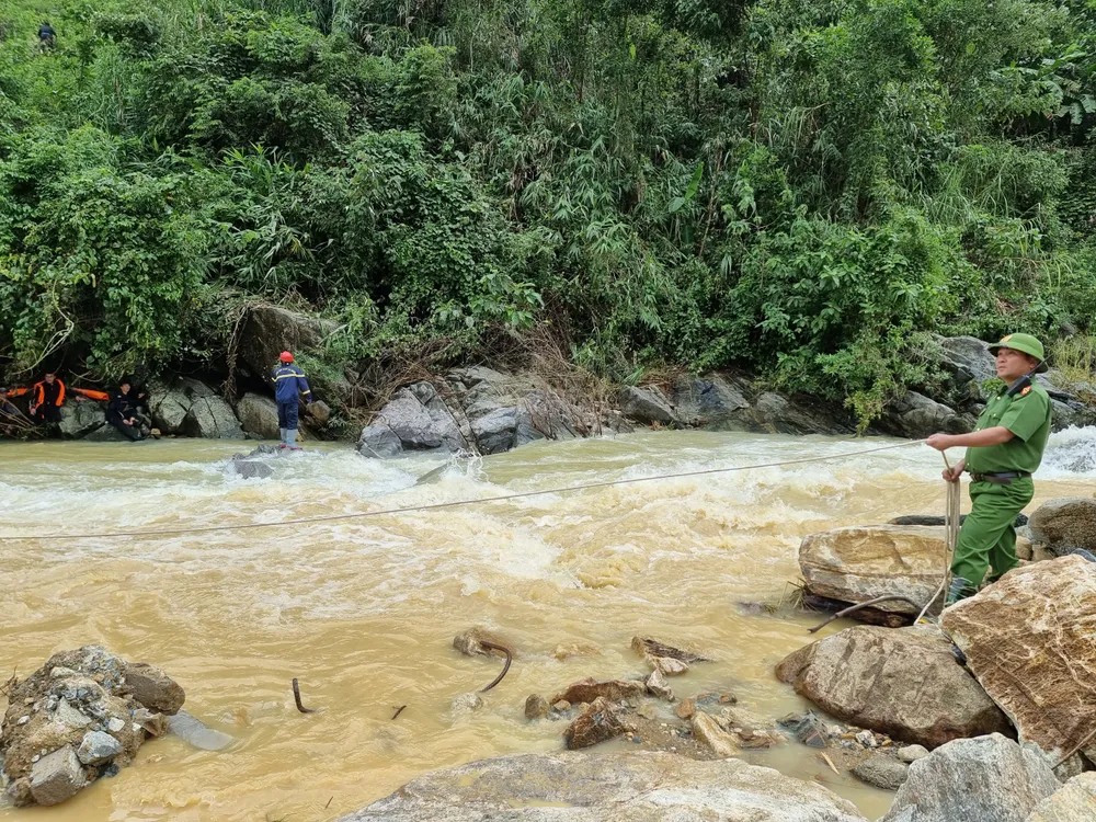  Dùng flycam hỗ trợ tìm kiếm nạn nhân mất tích trong vụ sạt lở tại Nhà máy thủy điện Kà Tinh ảnh 3