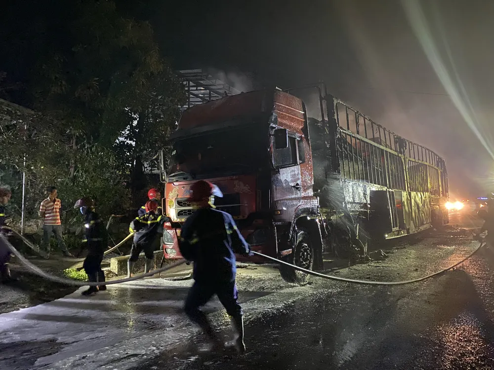 Xe đầu kéo chở 7 ô tô bốc cháy trên quốc lộ ảnh 3