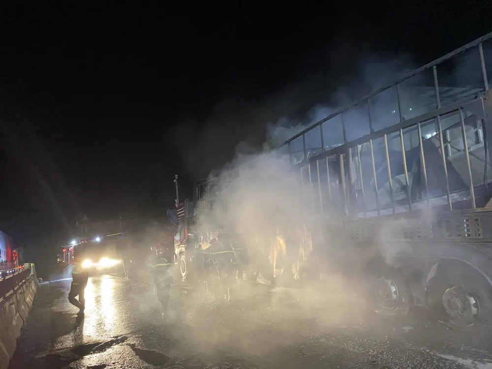 Xe đầu kéo chở 7 ô tô bốc cháy trên quốc lộ ảnh 2