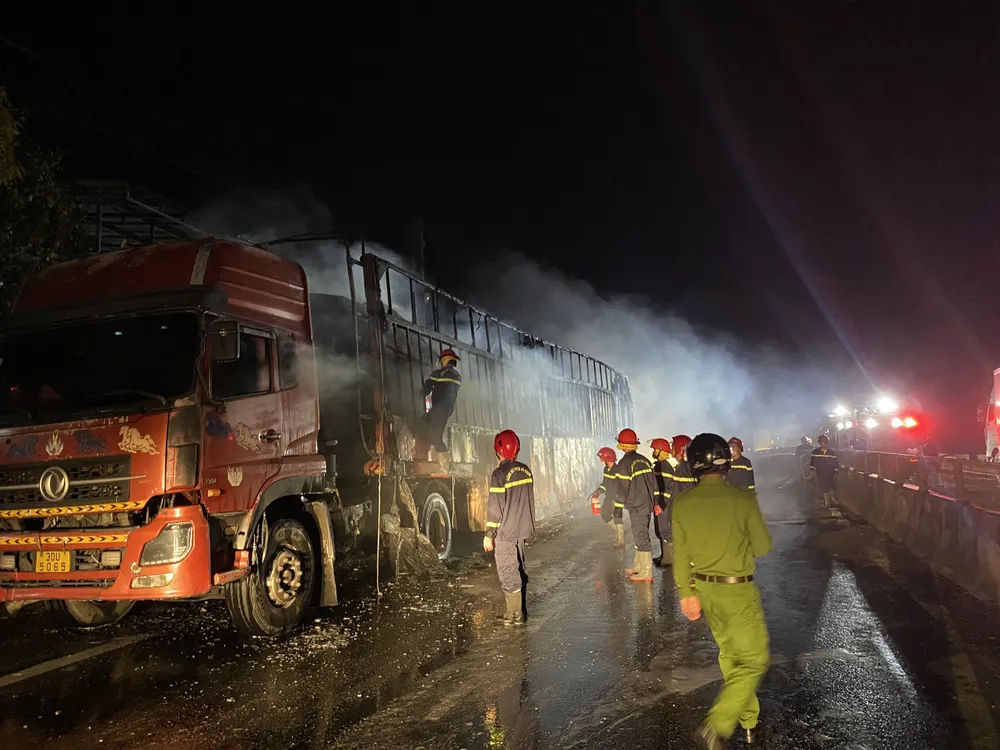 Xe đầu kéo chở 7 ô tô bốc cháy trên quốc lộ ảnh 1