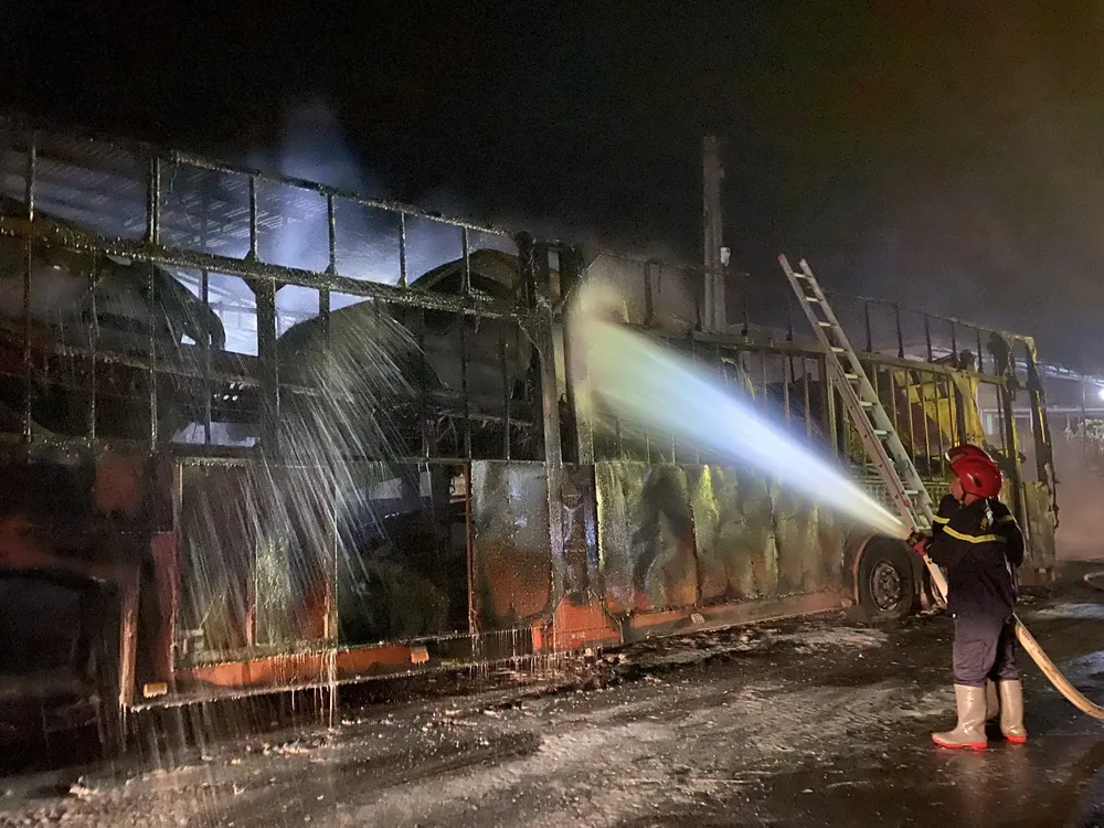 Xe đầu kéo chở 7 ô tô bốc cháy trên quốc lộ ảnh 4