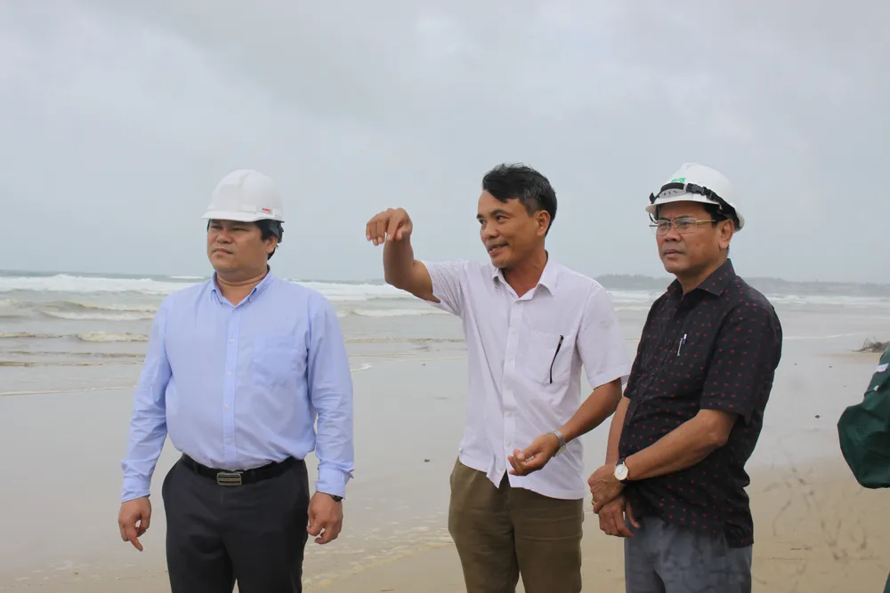 Lãnh đạo UBND tỉnh Quảng Ngãi kiểm tra sạt lở bờ biển Châu Tân  ảnh 2