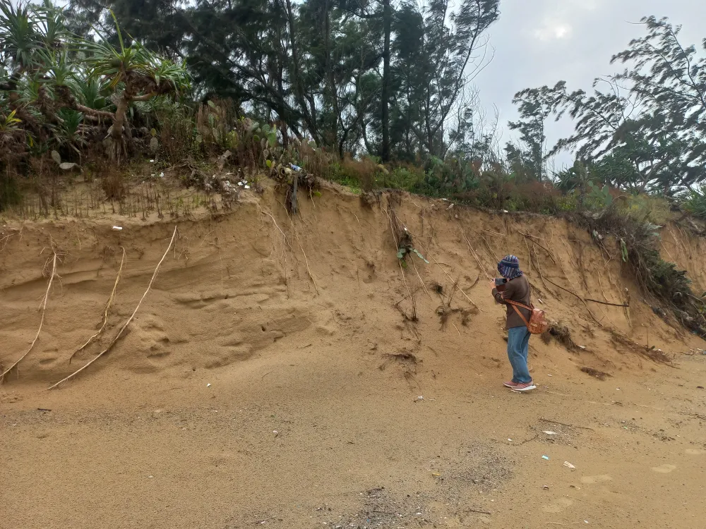 Lãnh đạo UBND tỉnh Quảng Ngãi kiểm tra sạt lở bờ biển Châu Tân  ảnh 6
