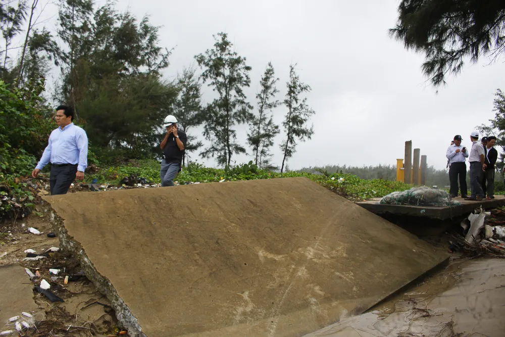 Lãnh đạo UBND tỉnh Quảng Ngãi kiểm tra sạt lở bờ biển Châu Tân  ảnh 1